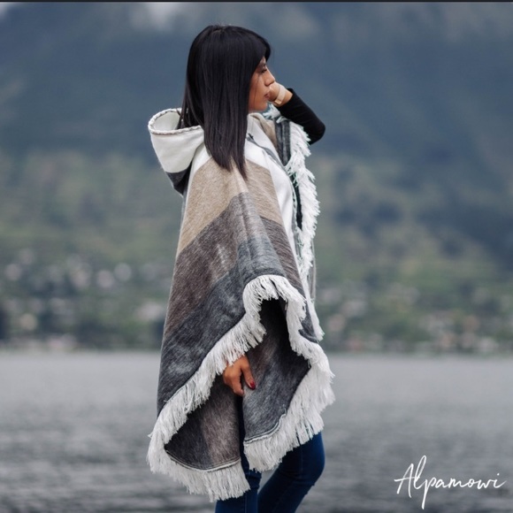 Alpamowi Butter Alpaca Poncho with Hood - Picture 2 of 8